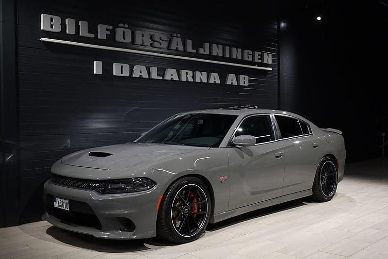 Grå (grå (destroyer grey)) Begagnad 2018 Dodge Charger Sedan | 449 000 kr - Bild 1/4