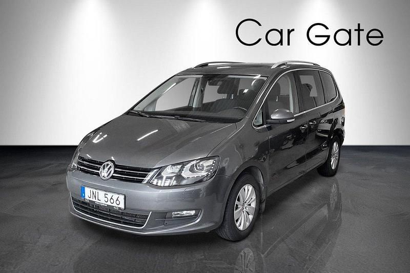 Mörkgrå (grå) Begagnad 2019 VW Sharan Minibuss | 249 900 kr (Marknadspris) - Bild 1/4