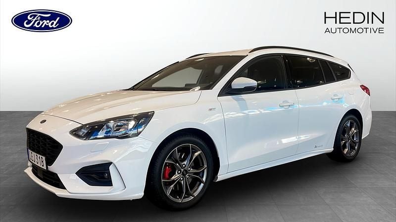 Frozen white Begagnad 2021 Ford Focus ST-Line Kombi | 194 900 kr (Marknadspris) - Bild 1/4