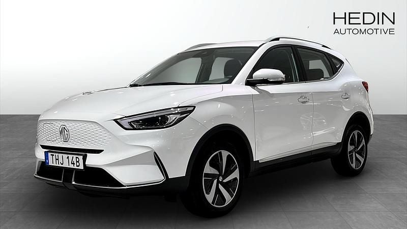 Vit (white) Begagnad 2022 MG ZS Comfort Sedan | 234 900 kr (Bra pris) - Bild 1/4