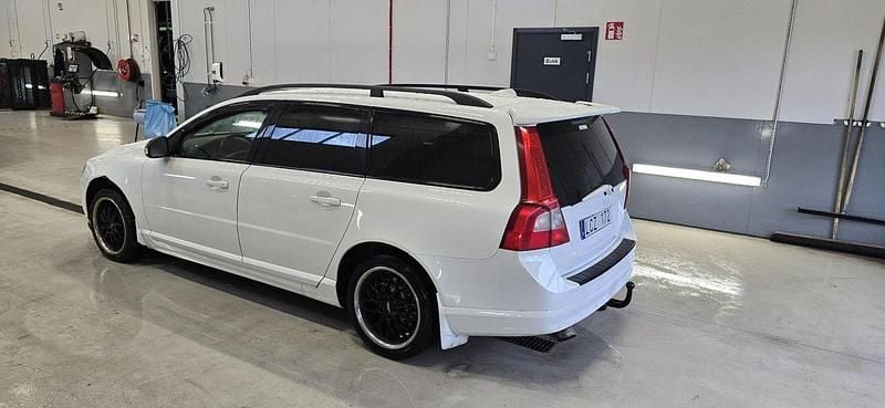 Vit Begagnad 2011 Volvo V70 Momentum Kombi | 45 000 kr (Superpris) - Bild 1/4