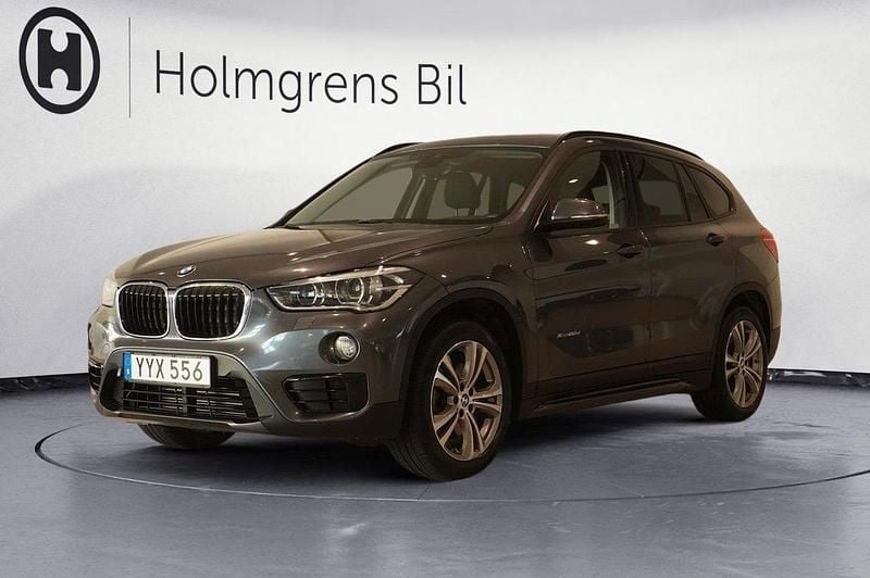 Grå (mineralgrå metallic) Begagnad 2017 BMW X1 Sport Line SUV | 239 800 kr (Marknadspris) - Bild 1/4
