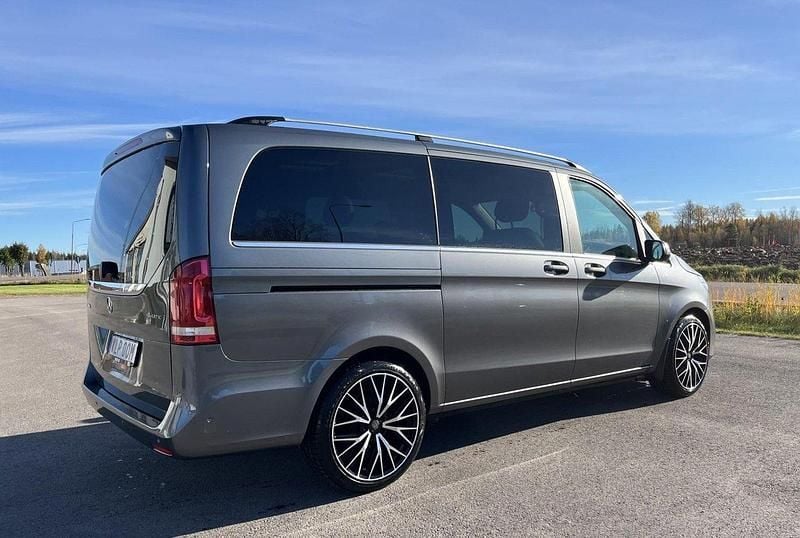 Grå Begagnad 2020 Mercedes V300 Exclusive Minibuss | 485 000 kr (Superpris) - Bild 1/4
