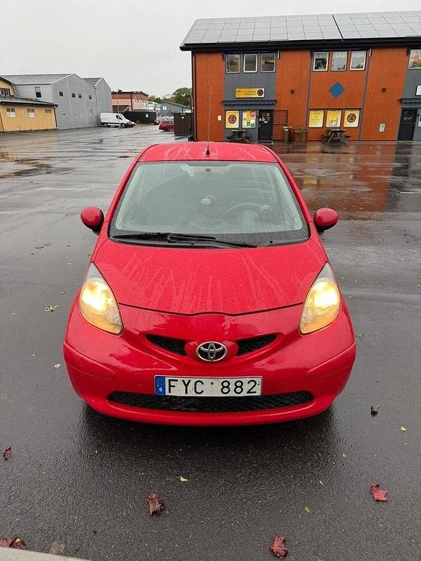 Röd Begagnad 2007 Toyota Aygo Halvkombi | 39 000 kr (Marknadspris) - Bild 1/4