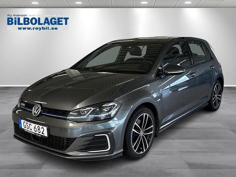 Grå Begagnad 2018 VW Golf VII GTE Halvkombi | 144 900 kr (Bra pris) - Bild 1/4