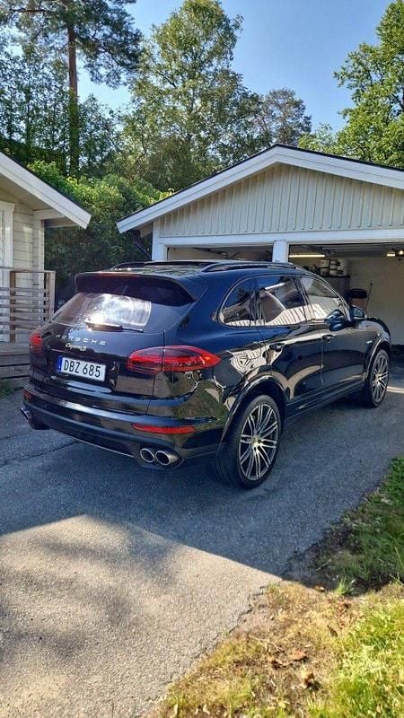 Svart Begagnad 2017 Porsche Cayenne S E-Hybrid SUV | 400 000 kr (Bra pris) - Bild 1/4