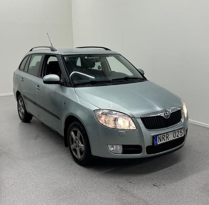 Ljusgrön metallic Begagnad 2010 Skoda Fabia Kombi | 54 900 kr (Marknadspris) - Bild 1/3