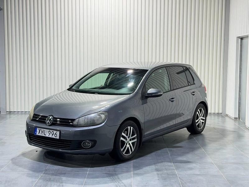 Grå Begagnad 2010 VW Golf VI Halvkombi | 54 900 kr (Marknadspris) - Bild 1/4