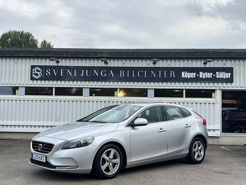 Silver Begagnad 2016 Volvo V40 Momentum Kombi | 114 900 kr (Marknadspris) - Bild 1/4