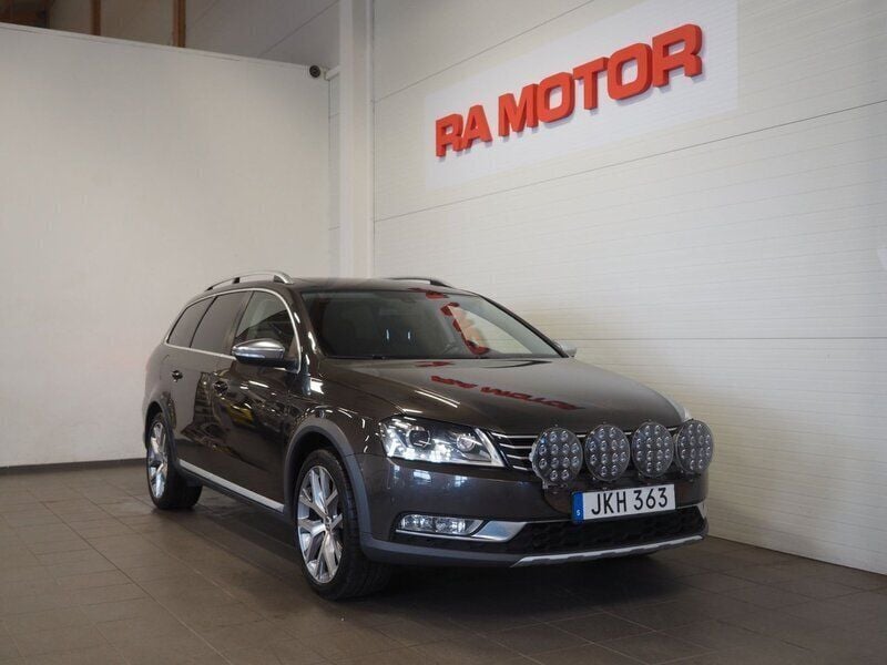 Mörkbrun Begagnad 2014 VW Passat Alltrack Kombi | 159 900 kr (Marknadspris) - Bild 1/3