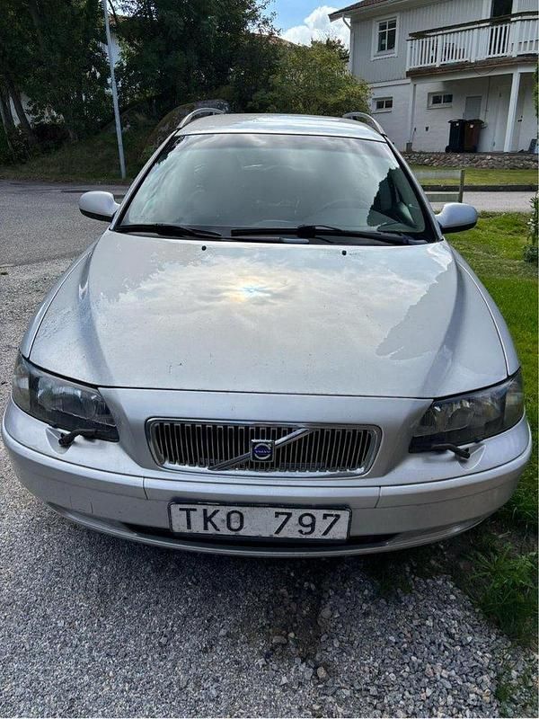 Silver Begagnad 2002 Volvo V70 Business Edition Kombi | 22 750 kr (Marknadspris) - Bild 1/4