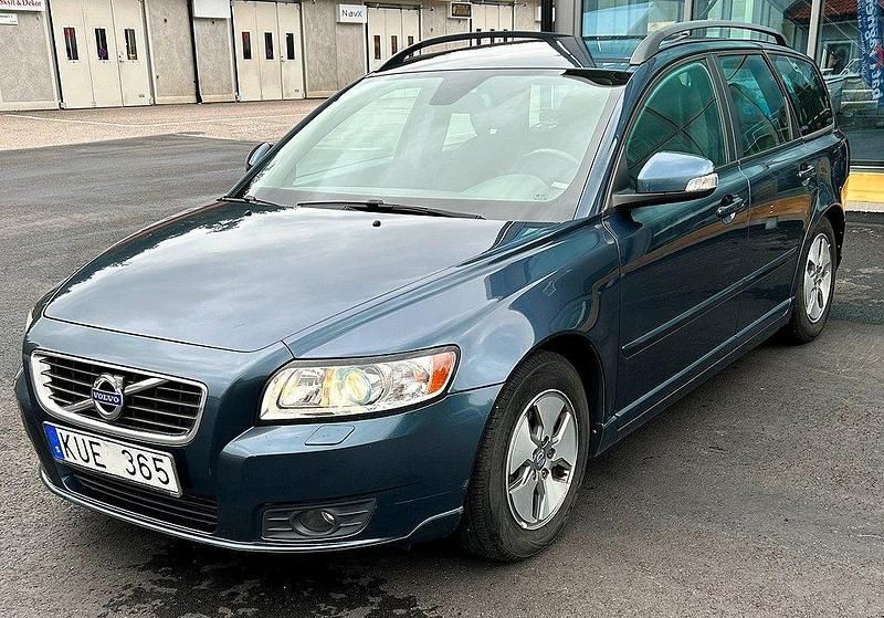 Blå Begagnad 2010 Volvo V50 Kombi | 59 900 kr (Lite dyr) - Bild 1/4