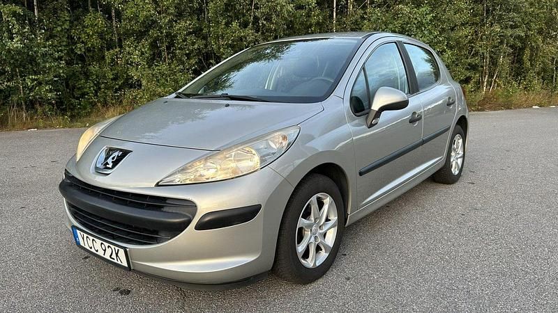 Silver Begagnad 2008 Peugeot 207 Halvkombi | 24 000 kr (Bra pris) - Bild 1/4