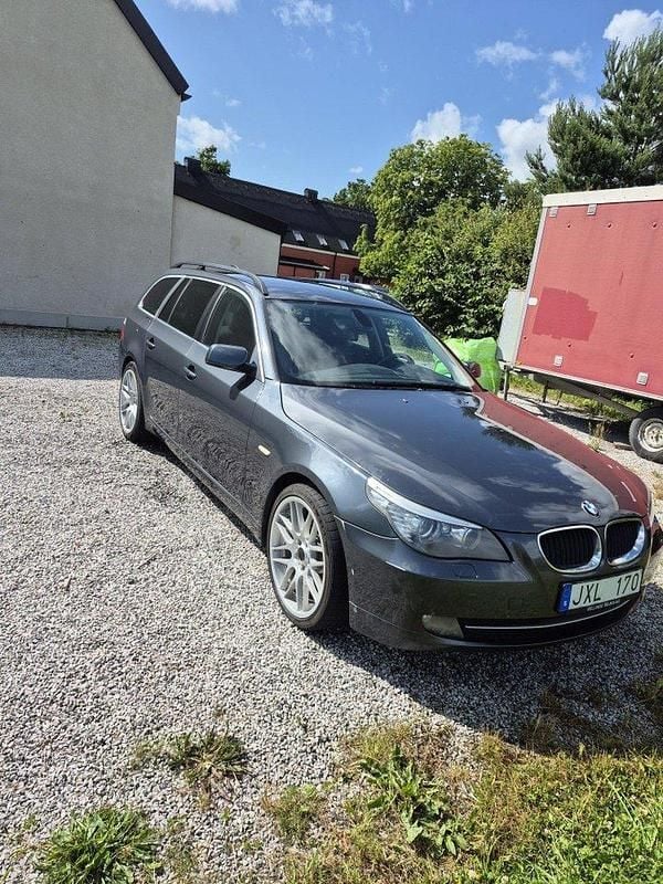 Grå Begagnad 2010 BMW 520 Kombi | 49 000 kr (Marknadspris) - Bild 1/4
