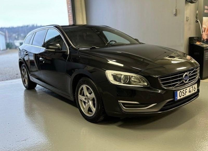 Begagnad Volvo V60 Momentum 215 HK (158 kW) 2015 Svart Kombi