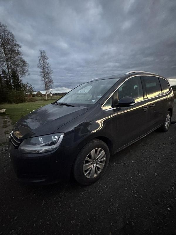 Grå Begagnad 2013 VW Sharan Minibuss | 85 000 kr (Superpris) - Bild 1/4
