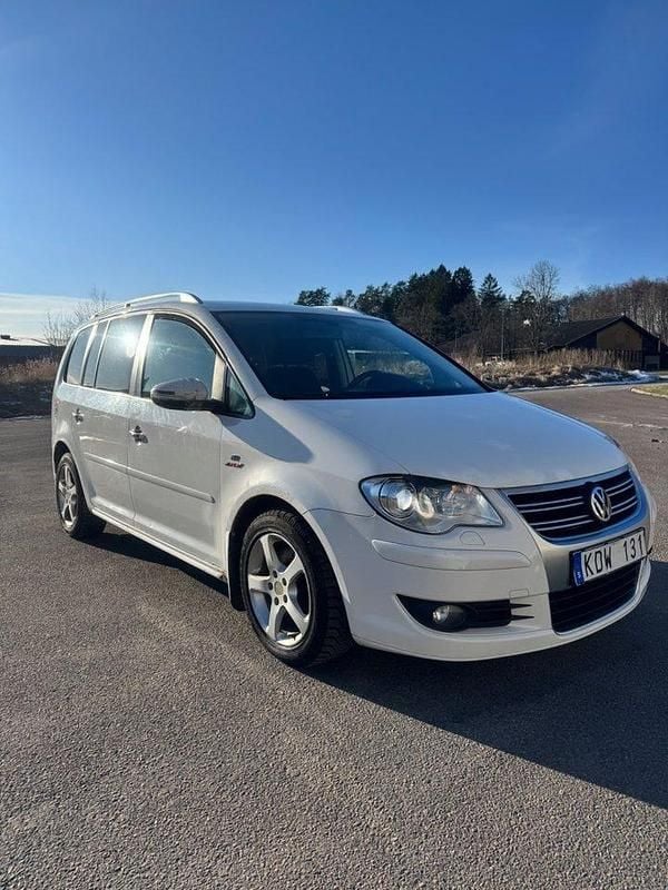 Begagnad VW Touran R-line Edition 170 HK (125 kW) 2010 Vit Minibuss