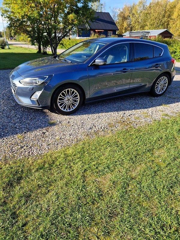 Blå Begagnad 2019 Ford Focus Titanium Halvkombi | 164 500 kr (Marknadspris) - Bild 1/4