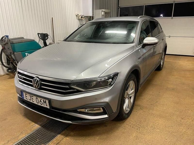 Silver metallic Begagnad 2022 VW Passat Alltrack Executive Kombi | 329 000 kr (Marknadspris) - Bild 1/2