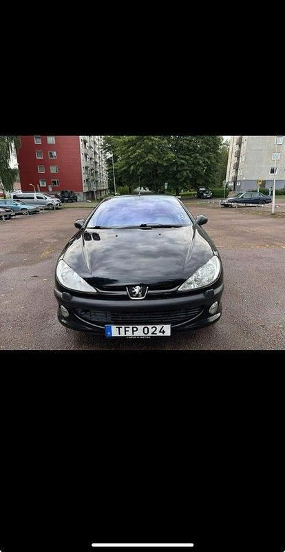 Svart Begagnad 2002 Peugeot 206 CC Cab | 19 900 kr (Marknadspris) - Bild 1/4