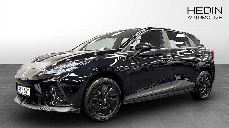 Svart (black) Begagnad 2023 MG MG4 EV Halvkombi | 229 900 kr - Bild 1/4