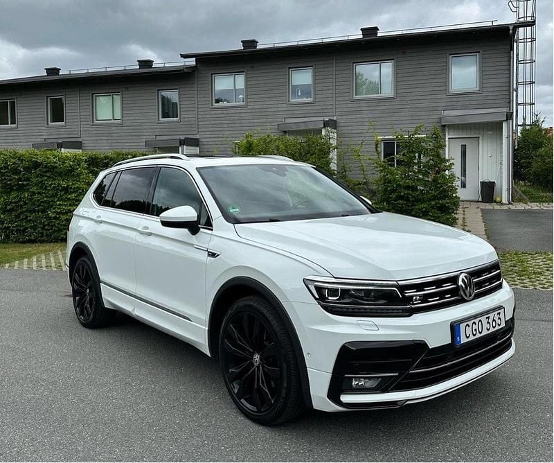Vit Begagnad 2019 VW Tiguan Allspace R-line SUV | 379 000 kr (Dyr) - Bild 1/4
