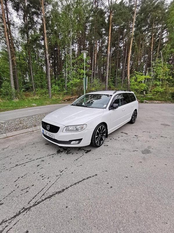 Vit Begagnad 2016 Volvo V70 Standard Kombi | 130 000 kr (Marknadspris) - Bild 1/4