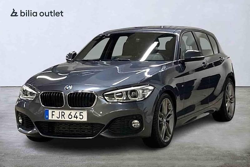 Grå Begagnad 2019 BMW 118 Halvkombi | 164 900 kr - Bild 1/1