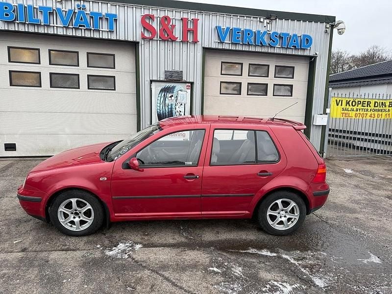 Begagnad VW Golf IV Basis 105 HK (77 kW) 2000 Röd Halvkombi