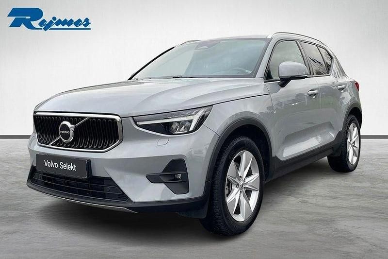Grå Begagnad 2023 Volvo XC40 Core SUV | 349 900 kr (Marknadspris) - Bild 1/4