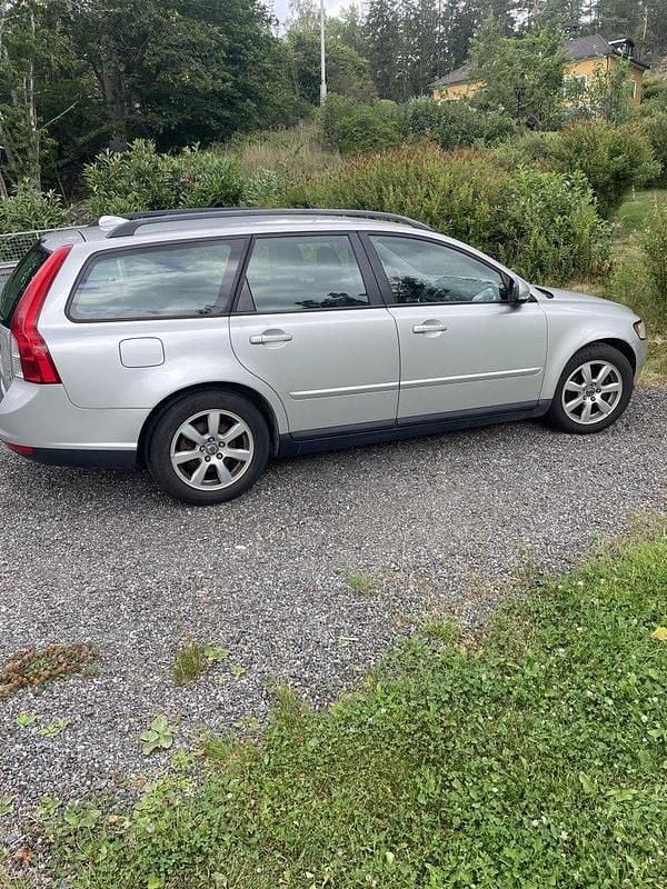 Grå Begagnad 2010 Volvo V50 Kinetic Kombi | 32 000 kr (Bra pris) - Bild 1/4