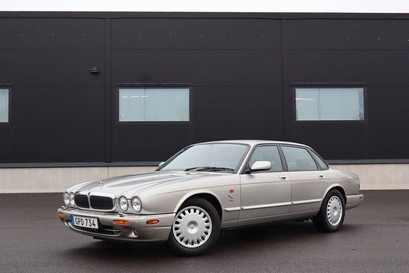 Ljusgrå Begagnad 1998 Jaguar XJ Executive Sedan | 49 900 kr - Bild 1/4