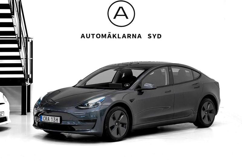 Grå Begagnad 2023 Tesla Model 3 Standard Range Sedan | 309 900 kr (Bra pris) - Bild 1/4