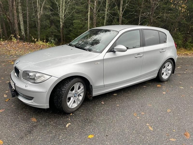 Begagnad 2009 BMW 118 Halvkombi | 77 000 kr (Marknadspris) - Bild 1/4
