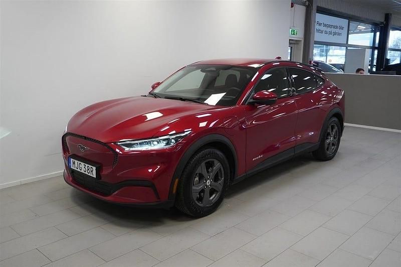 Röd Begagnad 2022 Ford Mustang Mach-E Standard Range SUV | 329 900 kr (Bra pris) - Bild 1/4