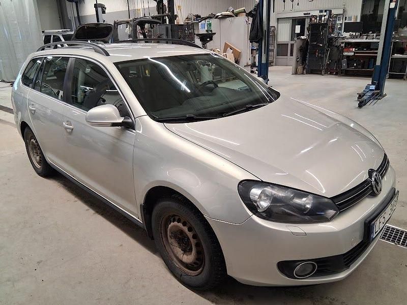 Silver leaf metallic Begagnad 2011 VW Golf VI Halvkombi | 39 000 kr (Superpris) - Bild 1/3