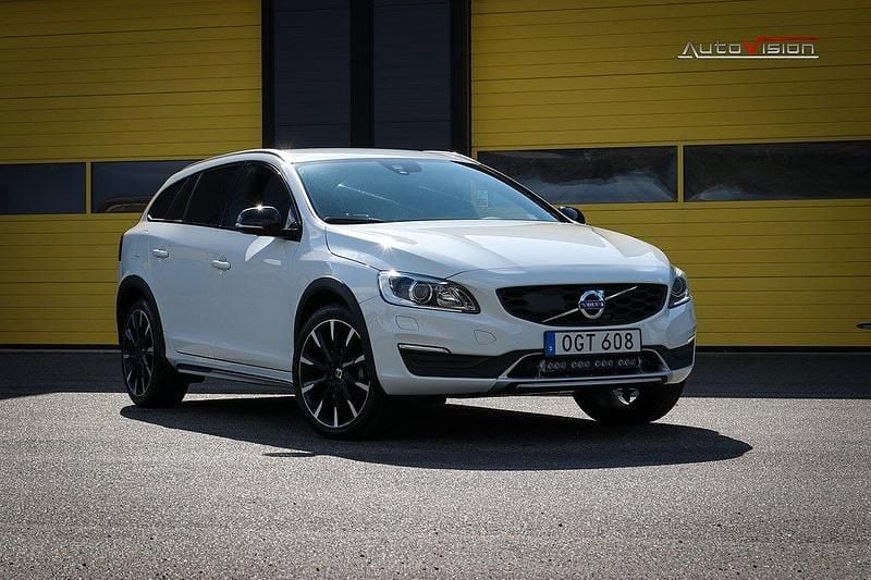 Vit Begagnad 2016 Volvo V60 CC Summum Kombi | 207 900 kr (Marknadspris) - Bild 1/4