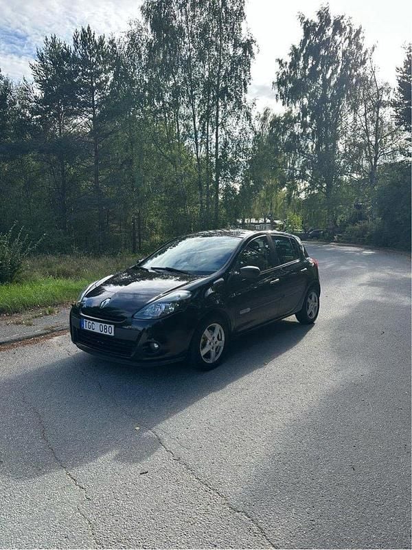 Svart Begagnad 2010 Renault Clio R.S. Halvkombi | 30 000 kr (Bra pris) - Bild 1/4
