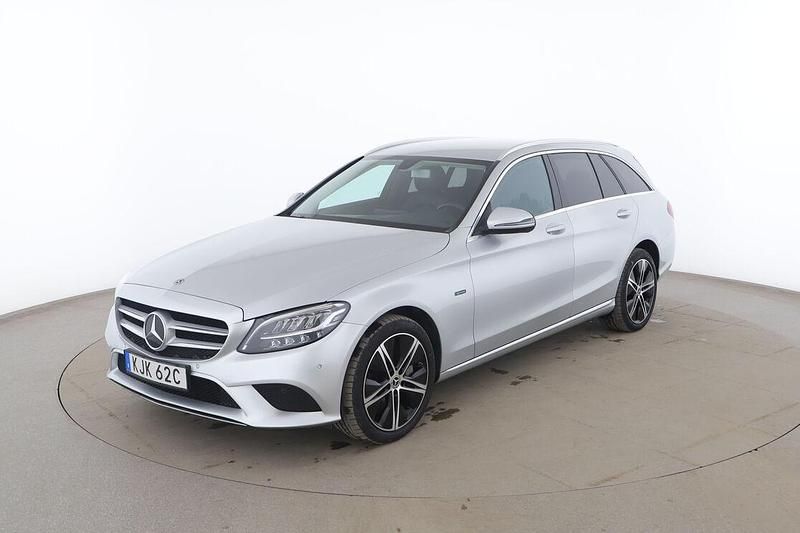 Silver Begagnad 2020 Mercedes C300e Avantgarde Kombi | 293 000 kr (Superpris) - Bild 1/3