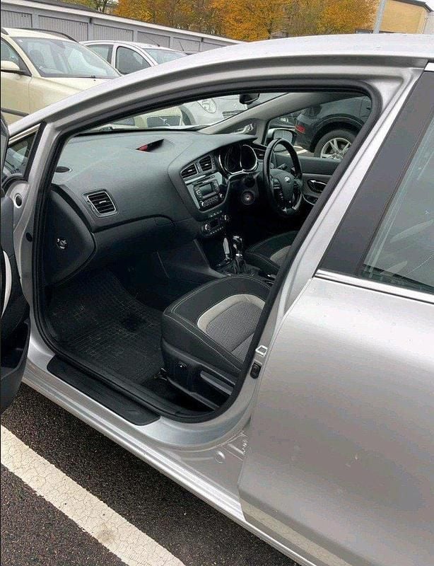 Grå Begagnad 2014 Kia Ceed Comfort Halvkombi | 92 000 kr (Marknadspris) - Bild 1/4