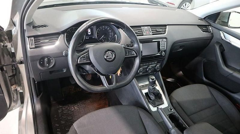 Begagnad Skoda Octavia Elegance 105 HK (77 kW) 2015 Ljusbrun Halvkombi
