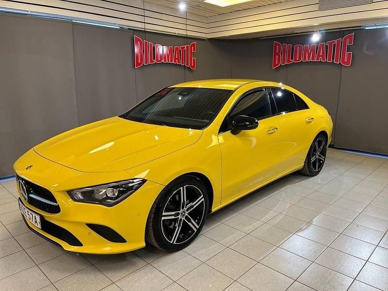 Gul Begagnad 2022 Mercedes CLA180 Premium Sedan | 299 000 kr (Marknadspris) - Bild 1/4
