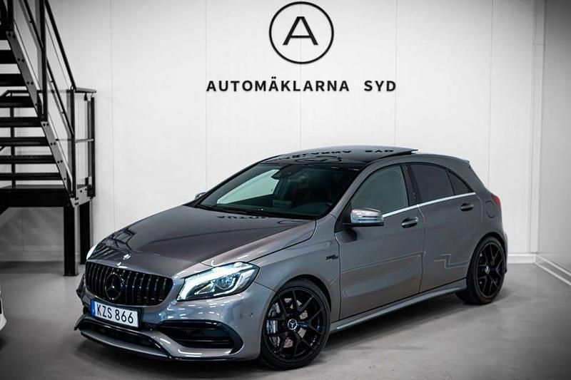 Mörkgrå (grå) Begagnad 2016 Mercedes A45 AMG AMG Halvkombi | 299 900 kr (Marknadspris) - Bild 1/4