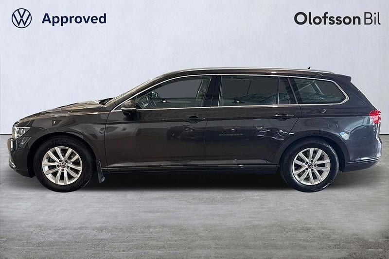 Mörkgrå Begagnad 2023 VW Passat Business Kombi | 309 000 kr (Marknadspris) - Bild 1/3