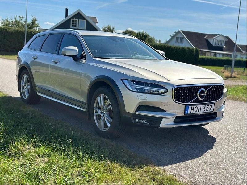 Brun Begagnad 2019 Volvo V90 CC Momentum Kombi | 317 000 kr (Bra pris) - Bild 1/4