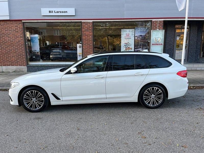 Vit Begagnad 2018 BMW 530 Sport Line Kombi | 294 000 kr (Marknadspris) - Bild 1/4