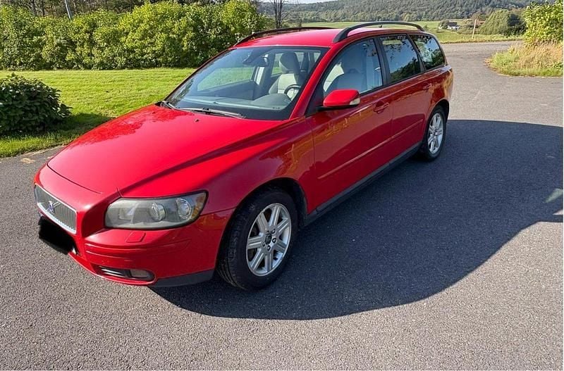 Röd Begagnad 2005 Volvo V50 Momentum Kombi | 29 000 kr (Superpris) - Bild 1/4