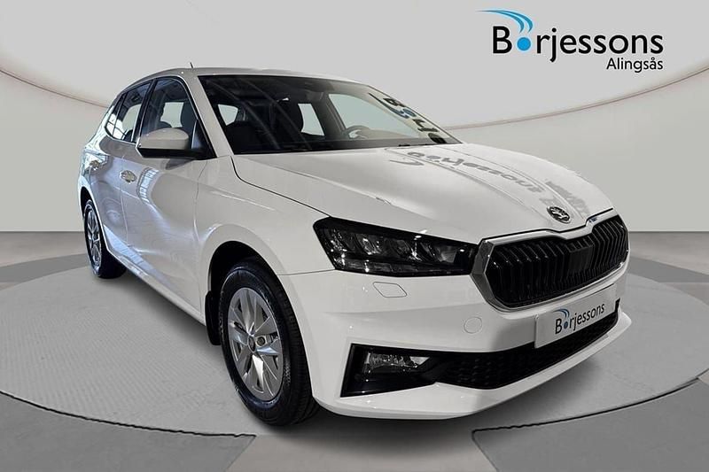 Vit Ny 2025 Skoda Fabia Selection Halvkombi | 262 400 kr (Marknadspris) - Bild 1/4