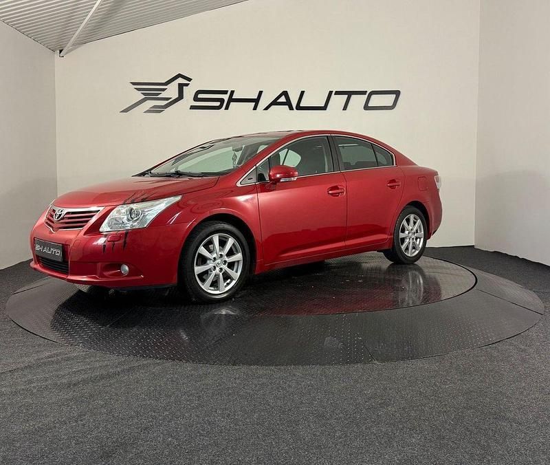 Mörkröd (röd) Begagnad 2011 Toyota Avensis Multidrive S Sedan | 99 900 kr (Bra pris) - Bild 1/4