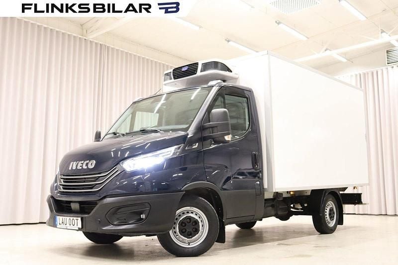 Mörkblå (blå) Begagnad 2023 Iveco Daily Van | 379 900 kr (Marknadspris) - Bild 1/4
